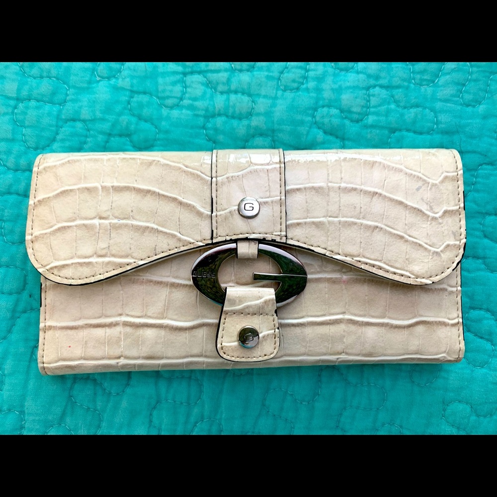 Guess Trifold Wallet 🥰
